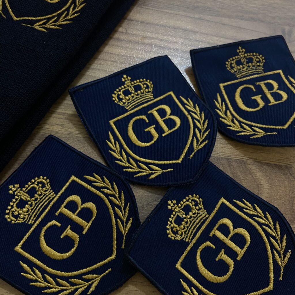 tekstilni našitki kraljevega vzorca z začetnicama GB