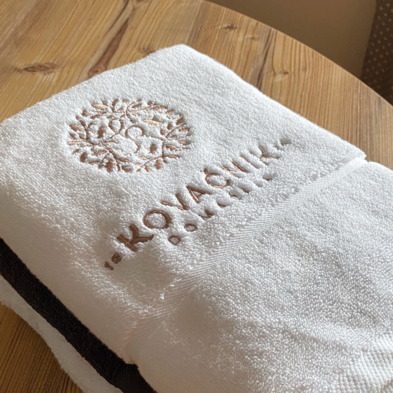 Vezenje logotipa na brisače za domačijo Kovačnik