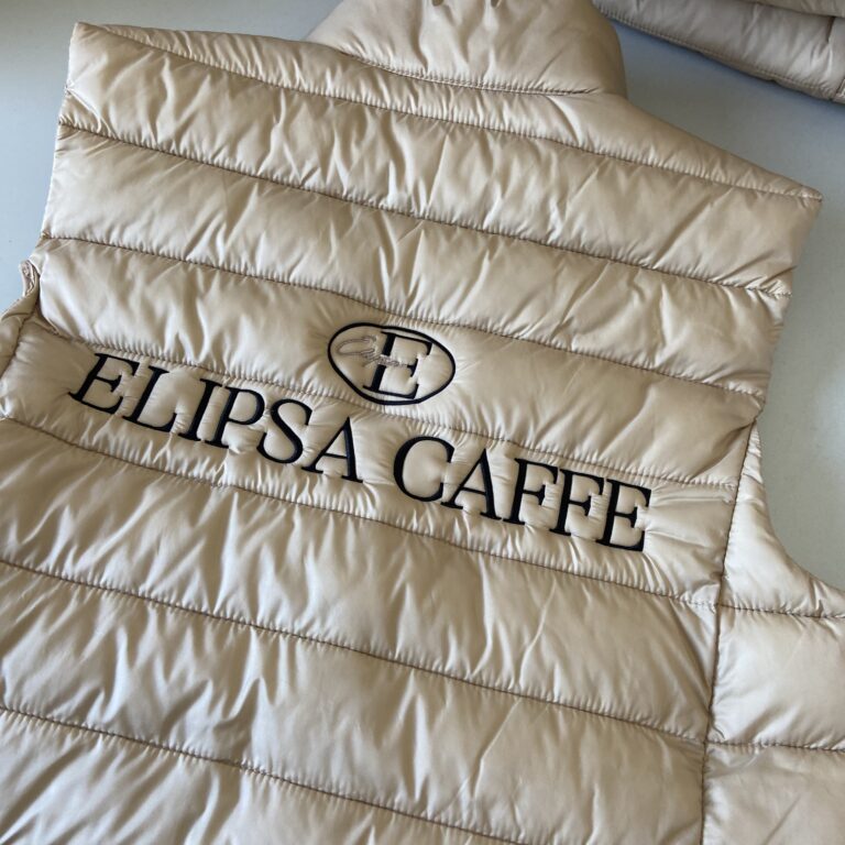 Strojno vezenje logotipa na predpasnik za bar Elipsa Caffe