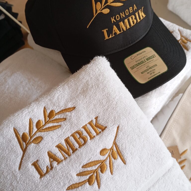 Vezenje logotipa na šilt kape in brisače za Konoba Lambik