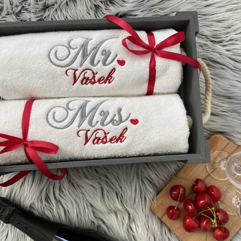 Brisači z vezenjem priimka za poročno darilo