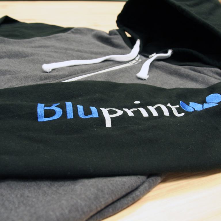 Jopica z vezenjem na rokavu Bluprint